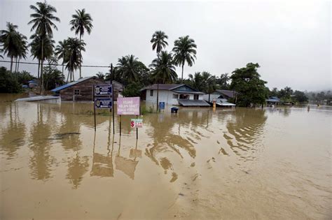 Para penulis artikel itu terdiri dari para birokrat, mantan birokrat dan mantan menteri, para pakar dari perguruan tinggi dan dari lembaga. -Sihat dan Cantik Semulajadi-: Banjir di Kelantan Semakin ...