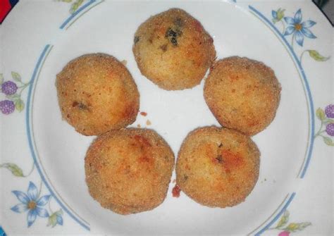 Selanjutnya, buat adonan pelapis dengan. Resep Kroket Nasi Isi Tahu n Kuning Telur Jg Wortel oleh ...