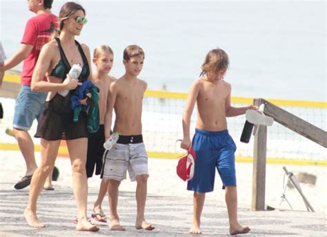 Maybe you would like to learn more about one of these? Fernanda Lima passeia com filhos por orla do Leblon, no ...