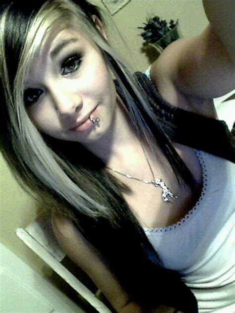 Emo makeup is usually characterised by long coloured hair, heavy makeup, piercings and pale skin. Scene girl with pretty hair. | Emo Girls and Hair ...