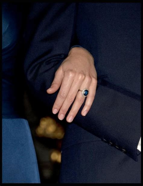 Szafir oprawiony diamentami 30 lat temu, gdy książę karol oświadczał się patrz też: Książę William dał Kate Middleton pierścionek Księżnej ...