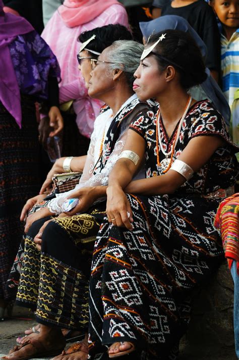 Lelakinya memakai selimut tenun ikat dan baju dojo. Baju Adat NTT | SONY DSC | Ramiaji Lamsari | Flickr