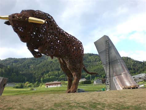 Een grote stier met een halve ring eromheen. Red Bull - Stierfertigung