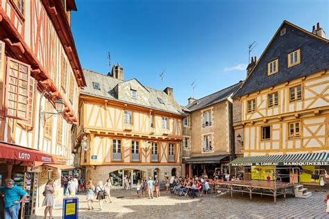 Au fond du golfe du morbihan, à labri de ses remparts, elle sépanouit avec noblesse. Vannes - Arts et Voyages