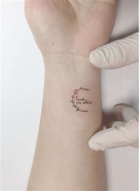 Cô ghi dấu hình mang tính biểu tượng trên xương ức. Hình Xăm Chữ Ở Tay Đẹp Nhất ️ Tattoo Chữ Cho Nam Nữ