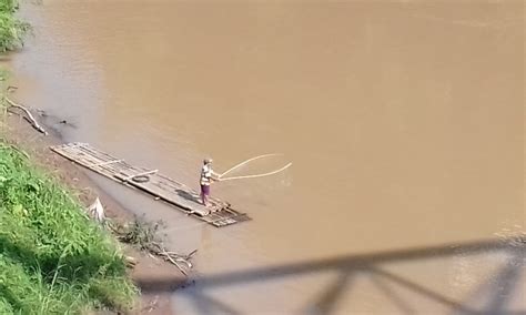 Kedua anak itu kemudian meminta izin kepada ibunya untuk melihat keramaian itu. Cari Ikan Di Sungai Ogan Yang Keruh Dengan Giyan - Baturaja PROMO