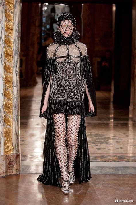 Brautkleider für damen von alexander mcqueen im farfetch sale. brautkleid schwarz | Modestil, Fashion week paris, Fashion ...