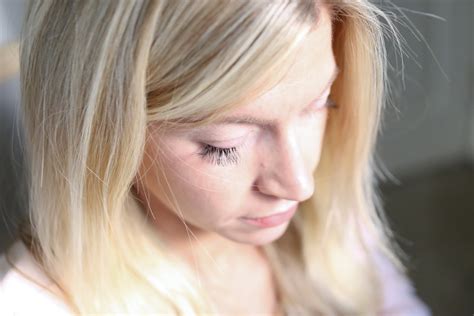 I have never done it to myself and i would imagine the likelihood of getting hurt one way or another is high. HOW TO APPLY EYELASH EXTENSIONS YOURSELF - Elle Apparel by Leanne Barlow