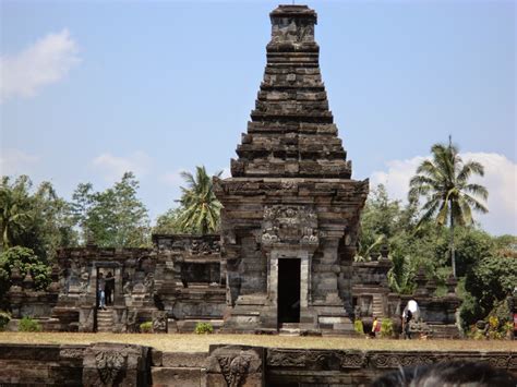 Tidak dipungut biaya retribusi dengan tiket masuk resmi, hanya bersifat sukarela. Wisata Sejarah Candi Panataran Blitar | Aneka Wisata Nusantara