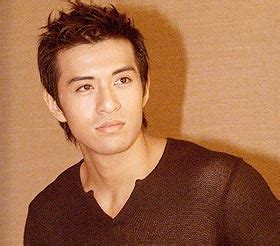 走進大眾眼前的第一任男朋友就是祝釩剛，前台灣組合 183 club 的成員。 1998 年，他與蕭亞軒相識於「新秀歌唱大賽」溫哥華選拔賽，繼而陷入熱戀。 祝釩剛寫真照片 - 第1張/共10張