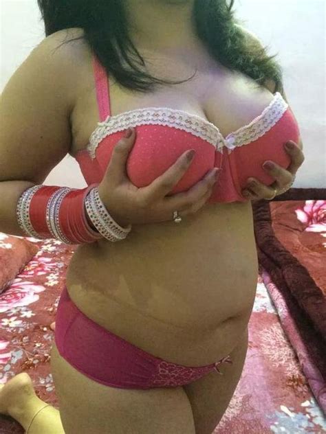 Searching for all public information available on the web. Mallu fat aunty hot photos in Saree and Blouse from back side