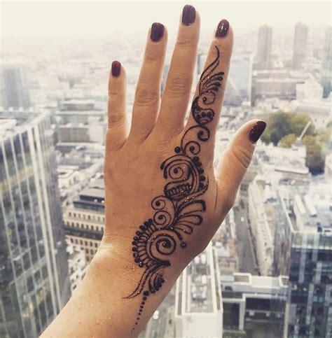 Welcome to empress henna icnha certified henna artist in london, ontario offering bridal, party and individual henna tattoos see services. DOUBLE TAP if you like this delicate & simple Henna on ...