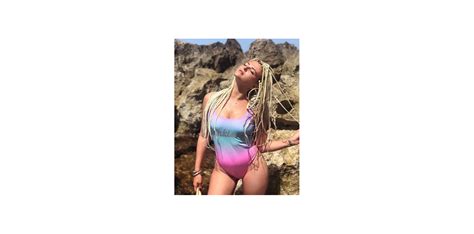 En vacances avec des amis, la jolie sublime, elle s'est affichée avec maillot de bain rose pailleté qui lui va comme un gant ! Kelly Vedovelli en bikini, son physique critiqué : elle ...