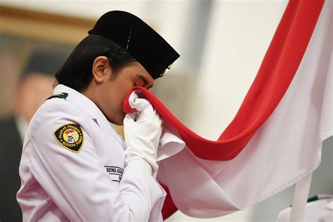 Penerbitan ini sehubungan dengan pelantikan presiden dan wakil presiden ri yang akan dilaksanakan pada tanggal 20 oktober 2019. Foto: Balutan Merah Putih Semarakkan HUT RI ke-74 - Foto ...