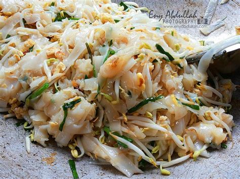 Char kway teow (also sometimes spelled char kuey teow) is a classic rice noodle dish from malaysia, but it's also very popular in other southeast asian countries like singapore and indonesia. Kuey teow singapore, kuey teow goreng putih, kue teow ...