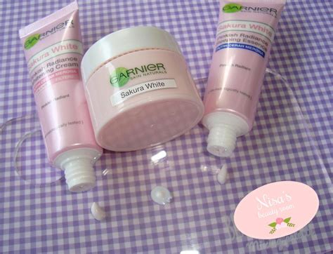 Semua cewek pasti pengen donk punya kulit wajah yang cerah dan glowing. The Real Nisa's Beauty Room: Review Garnier Sakura White