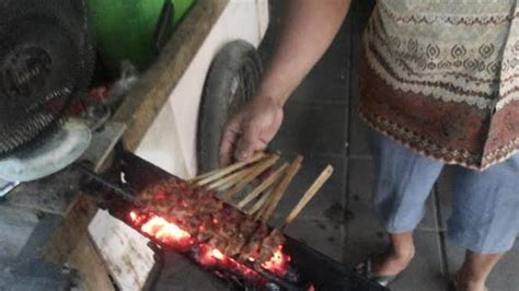 Selain itu, ketika dibakar sate ini juga dicelupkan ke kuah gulai sehingga menambah rasa khas dari sajian kuliner khas tulungagung yang satu ini. Sate Kuda Tulungagung / Kabupaten tulungagung adalah salah satu kabupaten yang terletak di ...