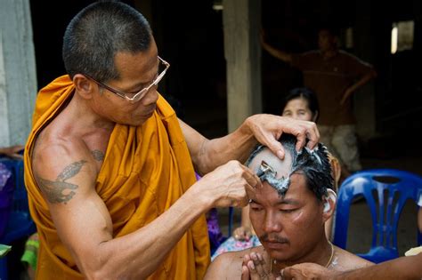 How to become a monk? Monk shaves the head of Kajohnsak Deeseang as he becomes a ...