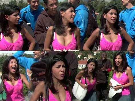 Cette candidate laisse échapper un sein lors des essayages des reines du shopping ! Les stars nues : Reem Kherici nue n°86648 - Starsvideo.tv