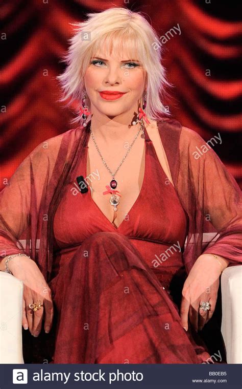 1951'de budapeşte'de doğan staller, i̇talyan vatandaşı salvatore martini'yle evlendikten. Ilona Staller Milano 2009 Chiambretti Nacht-TV-show ...
