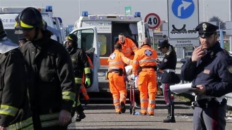 E' due vittime ed un ferito il bilancio del tragico incidente stradale avvenuto questa mattina lungo l'a14, tra pesaro e cattolica. Incidente stradale a14 tra Fano e Marotta oggi 27 ottobre 2017