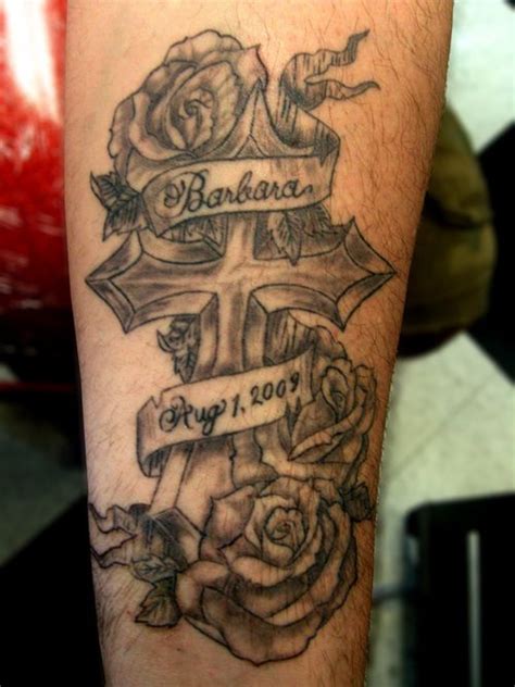 Tatouage arbre de vie, tatouage sur l'omoplate ou encore tatouage d'une rose, voici une sélection de 25 tatoos pour homme. Tatouage homme avant bras croix | Cochese Tattoo