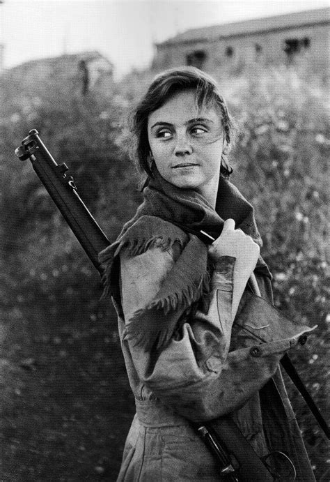 Spanish civil war when the spanish civil war broke out (1936), gerda taro travelled to barcelona, spain, to cover the events with capa and david their early war photos are distinguishable since taro used a rollei camera which rendered squared photographs while capa produced rectangular. David Seymour (Chim) | Female soldier, Spanish woman, War ...