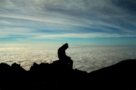 Tidak ada yang mustahil , kata itu sendiri mengatakan aku mungkin. lonely climber3 | Serumpun Kata, Sebening Mutiara