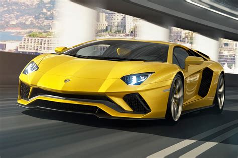 Porsche'nin başlatmış olduğu hızlı suv trendine ayak uyduran lambo, urus ile her zaman ki zirve. New 2017 Lamborghini Aventador S unveiled by CAR Magazine