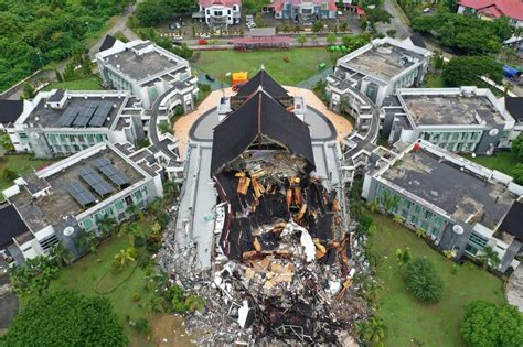 Hingga sabtu (16/1/2021), korban gempa di sulawesi barat sudah mencapai 45 orang yang dikabarkan tribunnewsbogor merangkum fakta terbaru gempa di sulawesi barat. Aftershock rocks Indonesia quake zone as search continues ...