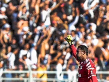 Goleiro pode deixar o clube e não foi convocado para a partida. 'Ninguém protege o atleta que se posiciona', diz ex ...