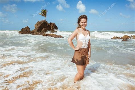 Virginia city by bus nov 21, 2018. Vrouw in Tambaba strand in Brazilië, bekend voor het feit ...
