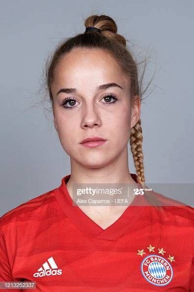 Zehn tage nach der diagnose meldet sich die nationalspielerin.zu wort. Giulia Gwinn of Bayern Munich poses during the UEFA Women ...