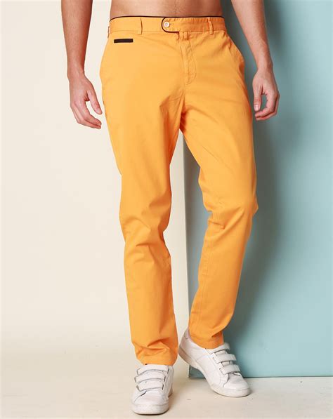 Hésiter entre les 1654 références de pantalon orange homme disponibles à la vente, profiter de la une fois votre choix fait, commandez en quelques clics l'article pantalon orange homme à prix bas. Pantalon orange en coton Vicomte A - avant