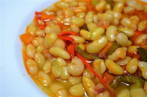 La dieta coreana se basa principalmente en la ingesta de pocas calorías, aumentando la cantidad de agua al día e incrementando la comida picante y el cambia la manera de cocinar tus alimentos. Pochas con verduras para dieta