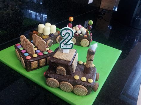 Aus den fenstern schauen mit zuckerguss eingeklebte zuckerfiguren. Schneller Zug - Kuchen von das_schessi | Chefkoch.de