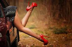 skirt culo rosso moda gambe rosse upskirt signora scarpe gamba acid picdump tacchi minidress vestito alti capi pois fotografico romanza