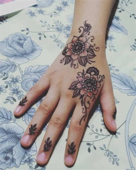 Henna tangan pengantin yang simple, cantik, putih dan elegan. 35+ Gambar Henna Tangan, Kaki, Pengantin | Motif, Corak ...