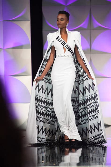 Zozibini tunzi was the first black woman from south africa to win the miss universe crown, she won the title on december 8, 2019. Sud Africaine, cheveux coupés ! Absolutely beautiful, elle ...