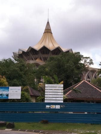 Dewan ini bermesyuarat di bangunan dewan undangan negeri sabah di likas di ibu negeri kota kinabalu. Dewan Undangan Negeri Sarawak (Kuching) - 2020 All You ...