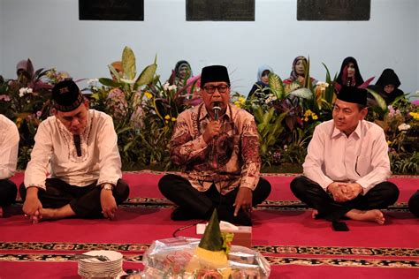 Hindari tidur dengan menindih tangan anda. Doa Bersama Lintas Agama Isi Malam Tasyakuran Hari Jadi ke ...