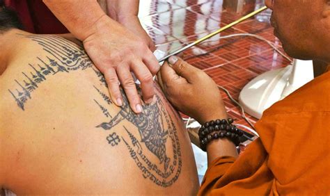 Jolie showed her tattoo's in a backless gown at a film premiere in new york. Tattoos: Nicht erst seit Angelina Jolie ... - Visit Angkor