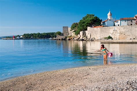 Der 2 km lange strand (feinkiesstrand) von baska ist einer der schönsten strände der adria und ist besonders für nichtschwimmer und kinder geeignet. Krk | Kroatien Reiseführer √ - Kroati.de