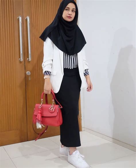 Pakai rok ala selebgram seperti ootd hijab rok tutu hijab casual. Ootd Hijab Simple Sneakers - Hijab Aisa