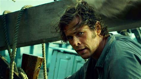 Il est alors attaqué par une baleine gigantesque qui provoque le naufrage de l'embarcation. Heart of the Sea : Chris Hemsworth chasse Moby Dick dans ...