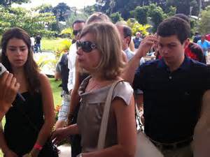 G1 - Familiares e amigos chegam para cremação de Chico ...