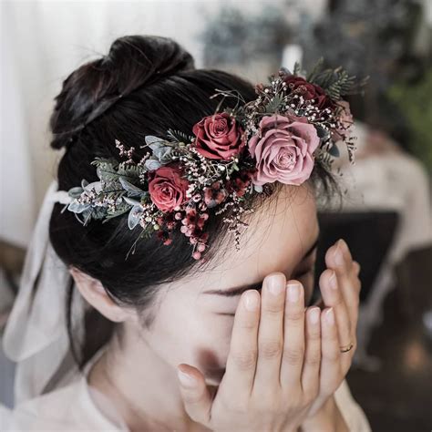 It might sound counterintuitive to dry flowers using water, but allowing hydrangeas to desiccate slowly helps them hold their color and shape (even the stems end up sturdier when dried this way). 가려도 숨겨지지 않는 미모 ...