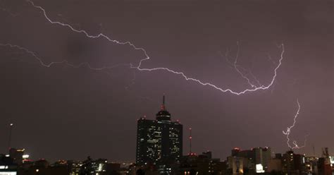 Caída de 2 árboles, 2 inundaciones y 4 encharcamientos, saldo por lluvia este martes en cdmx. lluvia cdmx