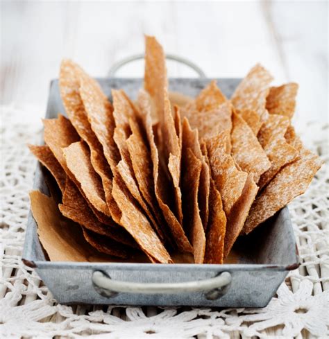 Quindi trasportare l'impasto sul piano di lavoro e formare un panetto ben sodo e liscio. Cracker fatti in casa, ricetta veloce e procedimento ...