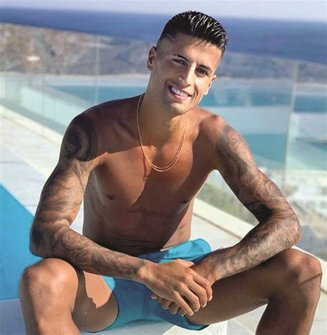 Он играет на позиции правый. João Cancelo vai ser pai pela primeira vez - a Ferver - Vidas